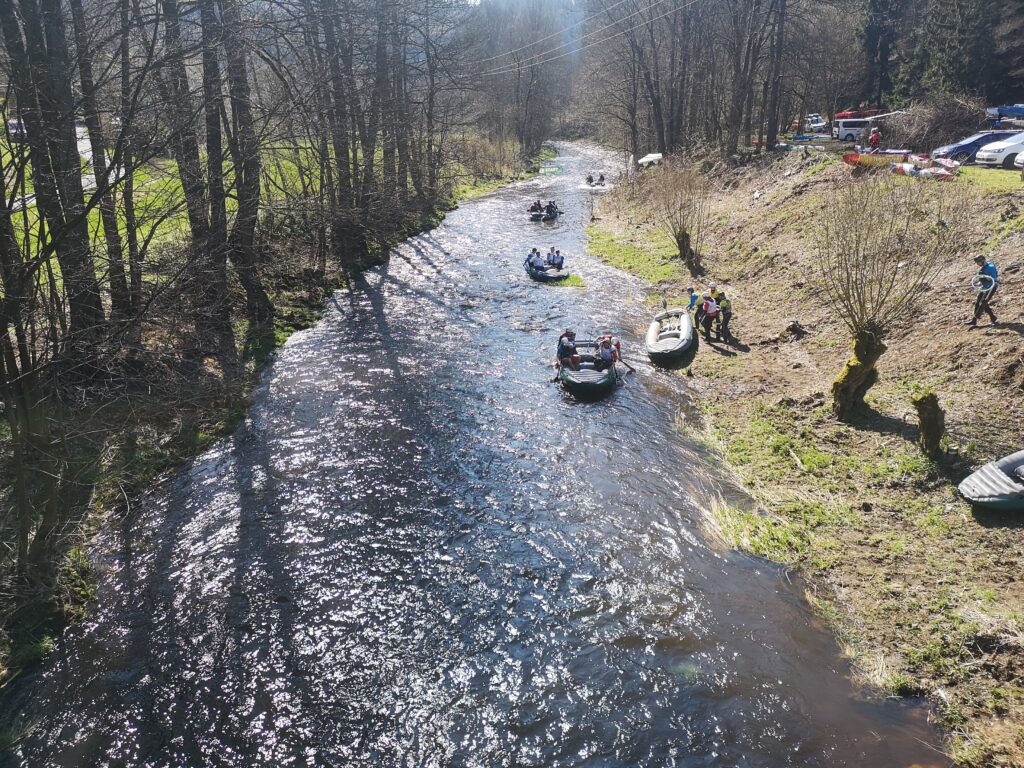 Kamenice v dubnu, když se odpouští voda kvůli raftům